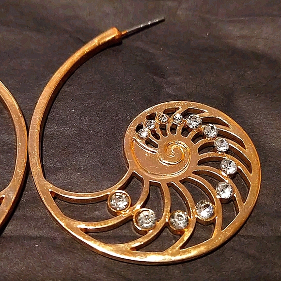 Golden Snail Shell shape Earrings - Picture 2 of 2